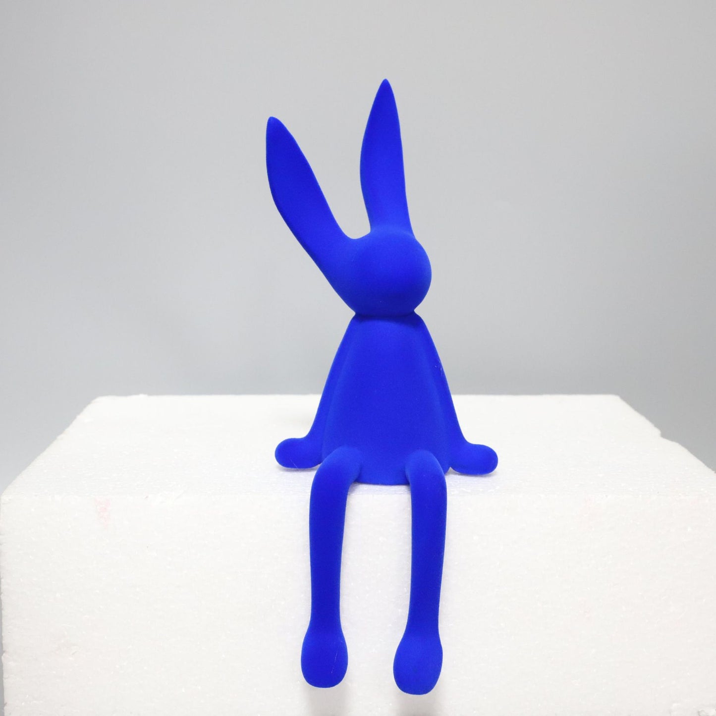 פסל  מודרני - ארנב יושב
